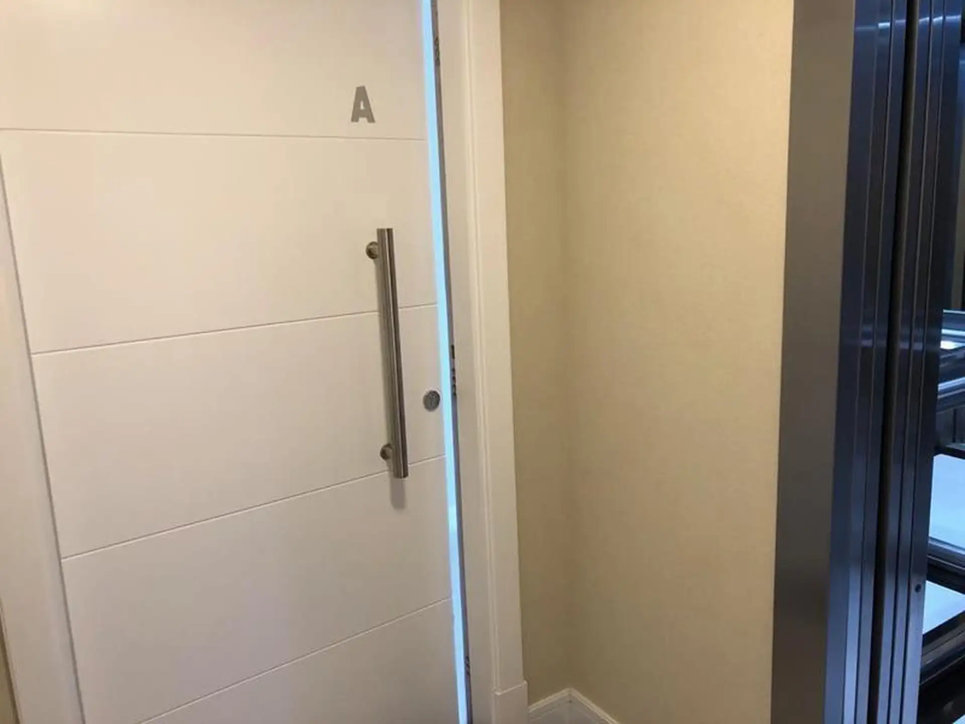 Excelente departamento semi piso de 3 ambientes al frente con doble cochera y baulera