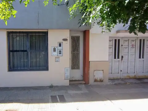 CASA DE PASILLO EN VENTA 2 DORMI PATIO ZONA NORTE
