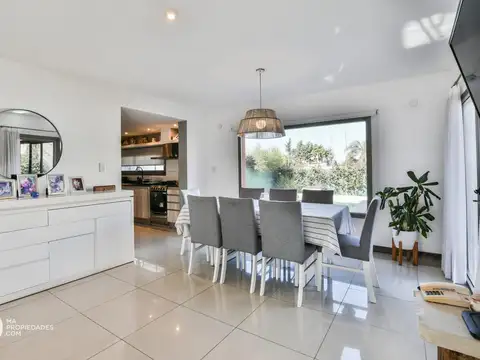 Casa 6 ambientes con 2 baños