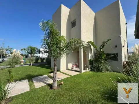 Casa en venta - 3 Dormitorios 3 Baños - Cocheras - 700Mts2 - Pilar