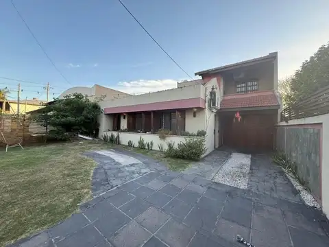 Monte Grande Zona Residencial Amplio chalet de 6 ambientes en Venta. Frente Quinta La Isolina