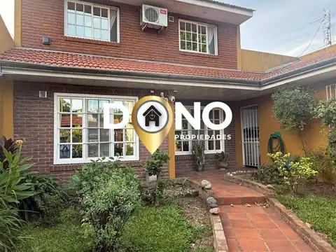 Chalet en Venta con piscina y garage + Depto al Fondo