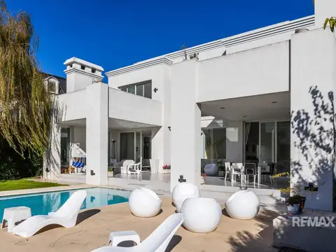 Casa en Venta con 2 cocheras