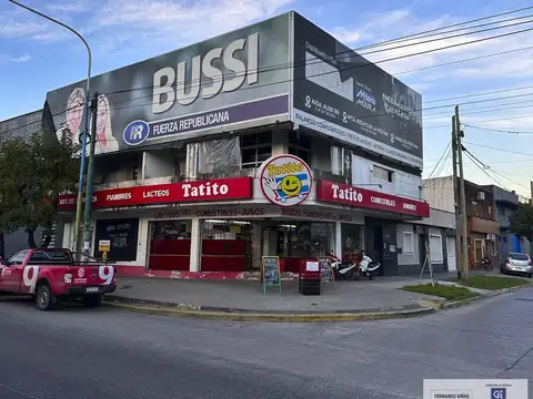 Local en calle Corrientes y Av. Ejercito del Norte