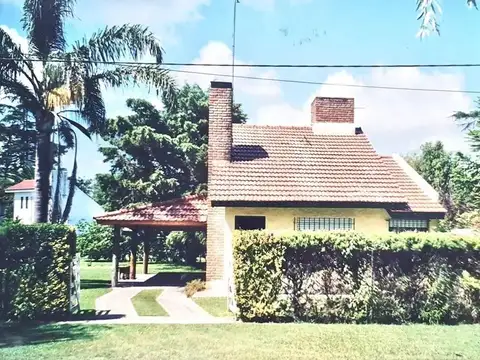 VENTA DE CASA CON PISCINA EN SAN MIGUEL DEL MONTE