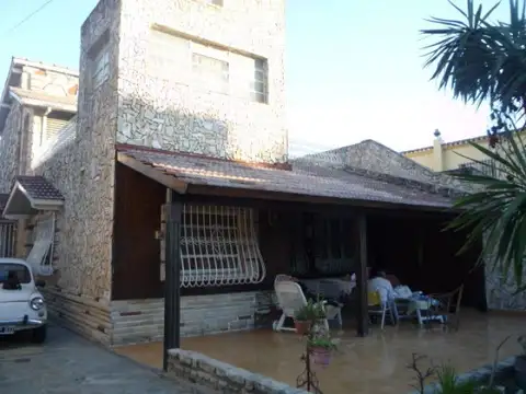 Casa 5 ambientes con 3 baños