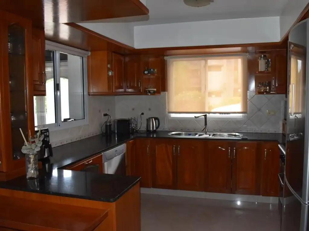 Casa - 230  m² Cubierta | 4 dormitorios | 23 años | 3 baños | 5 ambientes | 7 cocheras