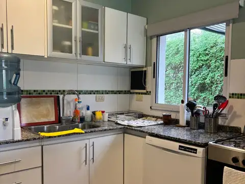 Casa en Alquiler con 2 cocheras