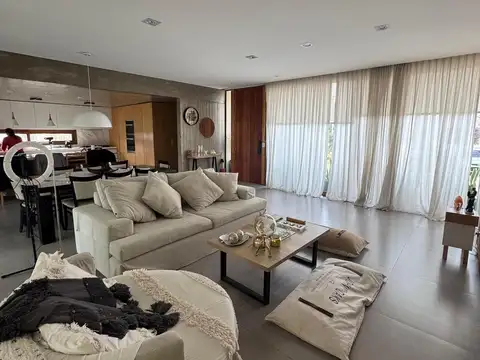 Casa en Venta con 5 cocheras