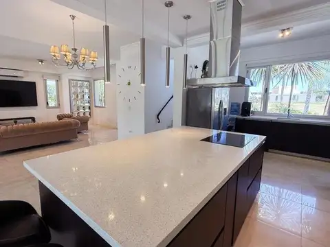 Casa 4 ambientes con 3 baños