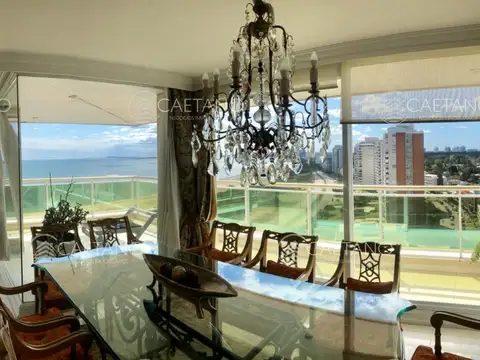 Venta apartamento 3 dormitorios + servicio. Playa mansa, Punta del Este