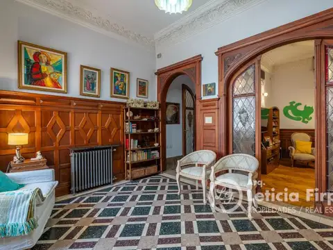 Hermosa Casa de estílo, integramente reciclada con patios y terraza.