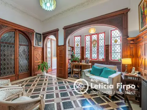 Hermosa Casa de estílo, integramente reciclada con patios y terraza.