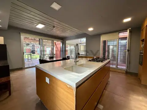 VENTA CASA 5 AMBIENTES CON PISCINA, PARQUE LELOIR, APTA CREDITO