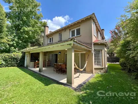 Casa en Venta con 2 cocheras