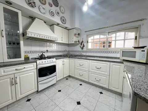 Casa 4 ambientes con 3 baños