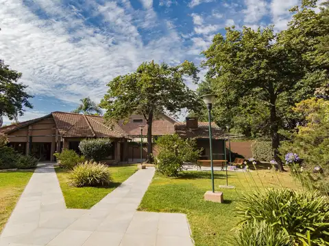 Casa 12 ambientes con 4 baños