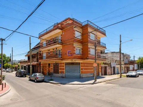 Excelente departamento de 4 ambientes en primer piso con balcón y terraza