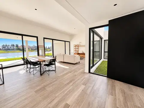 Casa 6 ambientes con 4 baños