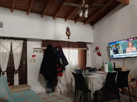 CASA EN ESQUINA DE 4 AMBIENTES CON PATIO/ COCHERA CUBIERTA/ TERRAZA Y QUINCHO