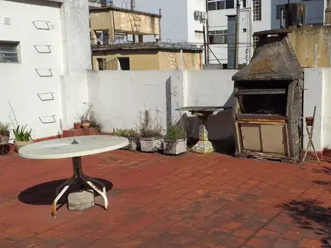 "SIN EXPENSAS, ENTRADA INDEPENDIENTE, TERRAZA 70 M2". 4 AMBIENTES AL FTE CON BALCÓN Y TZA.