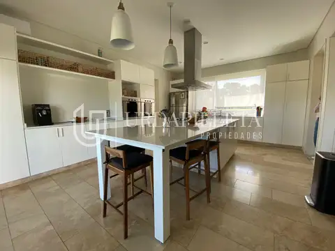 Casa 6 ambientes con 4 baños