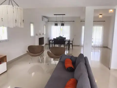 Casa 5 ambientes con 1 baño