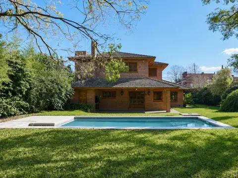 CASA EN VENTA LA PLATA 5 DORMITORIOS PARQUE PILETA