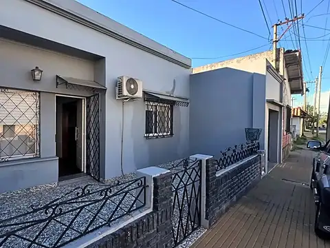 518 y 4 - CASA DOS DORMITORIOS Y COCHERA EN VENTA