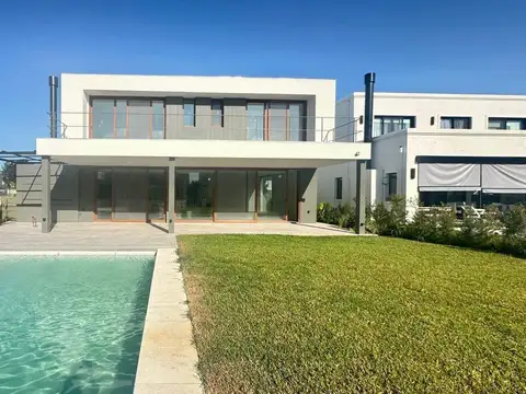 Casa 5 ambientes con 5 baños