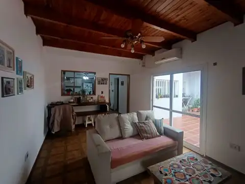 VENTA CASA DE PASILLO UNICA 2 DORM. CON PATIO