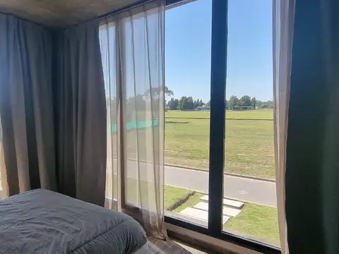 Casa en Alquiler con 6 cocheras