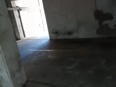 cochera en venta muy bien ubicada para un auto mediano 