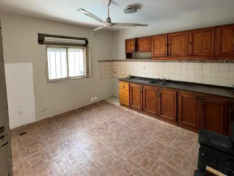 Amplia casa en venta, potencial de renta, pileta, patio.