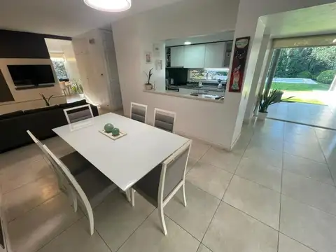 Casa 5 ambientes con 3 baños