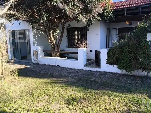 Casa de dos dormitorios/ alquiler en Los Hornos/ cochera y patio