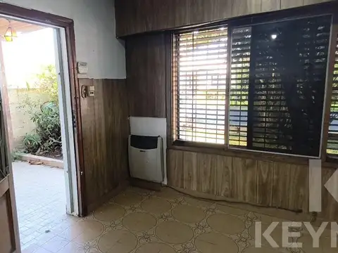 Casa de dos dormitorios/ alquiler en Los Hornos/ cochera y patio