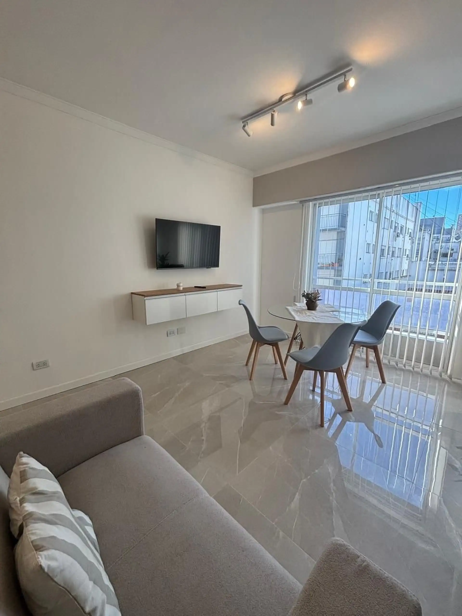 Venta Departamento 1 ambiente Amplio. Al frente. Centro