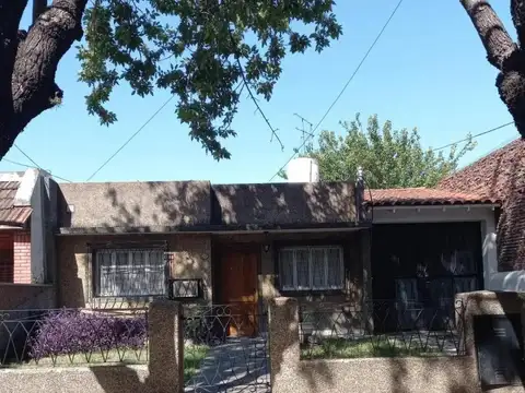 Munro (Loreto al 2800): Casa 4 Ambientes con Pileta, Quincho