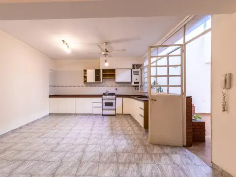 Casa 7 ambientes con 2 baños