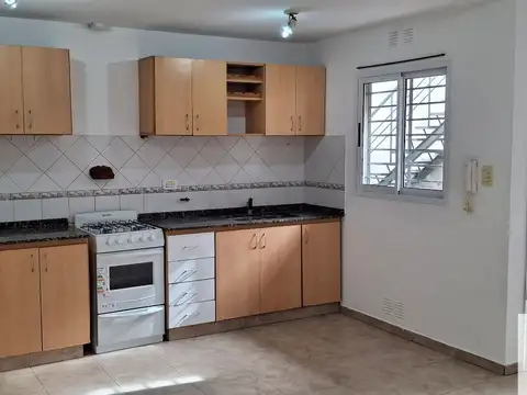 Depto Tipo Casa en Alquiler en Lomas de Zamora, $ 600.000