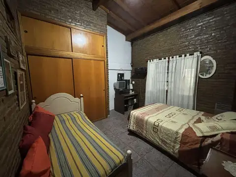 Casa 4 ambientes con quincho, garaje y dpto. al fondo!