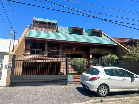 Casa 5 ambientes en venta Villa Adelina con pileta y jardin