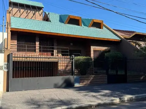 Casa 5 ambientes en venta Villa Adelina con pileta y jardin