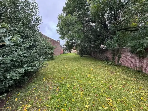 Gran lote con casa a reciclar