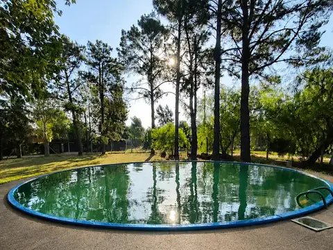 CASA QUINTA EN VENTA EN FRANCISCO ÁLVAREZ SOBRE LOTE DE 1.697 M² CON PISCINA Y GRAN PARQUE