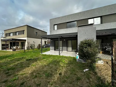 Casa en Alquiler con 2 cocheras