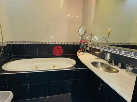 Casa en Venta con 5 cocheras