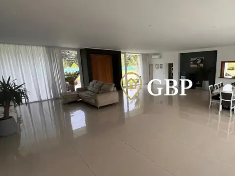 Casa en Venta con 6 cocheras