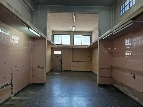 DEPÓSITO O LOCAL DE 52 M² CUBIERTOS CON 2 BAÑOS